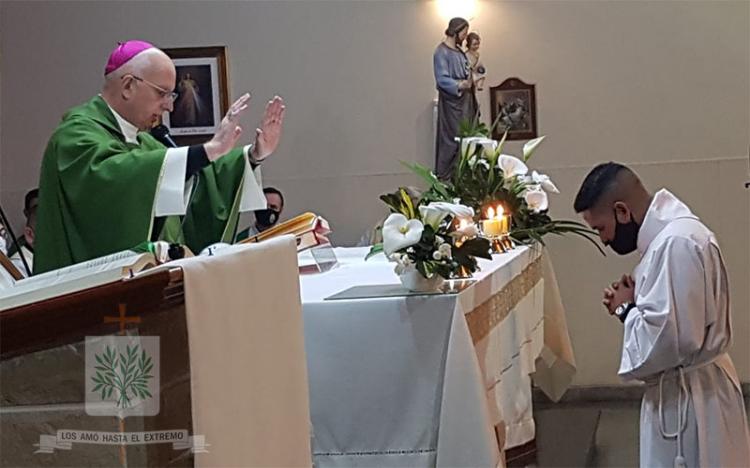 Mons. Olivera alienta al servicio al instituir en el acolitado a un seminarista castrense