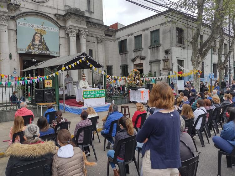 Mons. Ares presidió las fiestas patronales de Nuestra Señora de los Dolores en Caballito