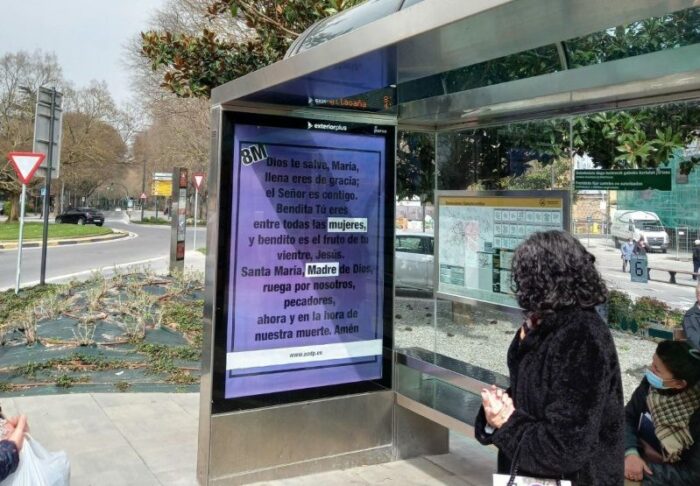 Novedosa celebración del 8M llena de carteles las calles españolas con el Ave María