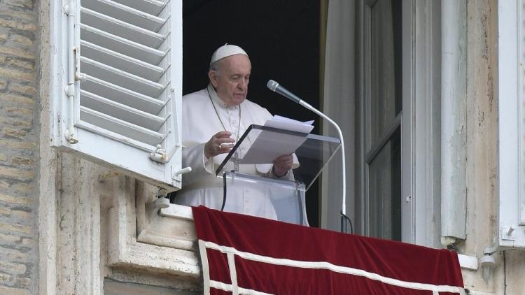 Regina Caeli: "El Espíritu cambia el corazón y ensancha la mirada"