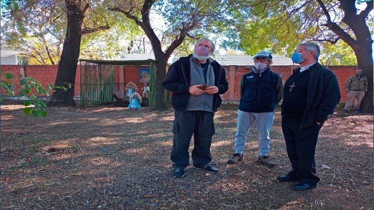 San Egidio y Misioneros de Francisco tienden la mesa para los sin techo