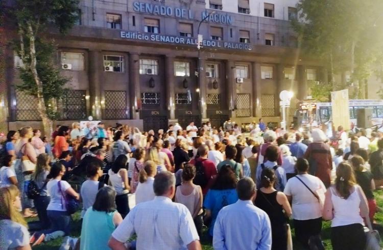 Se rezó en la plaza del Congreso en el día de los santos inocentes