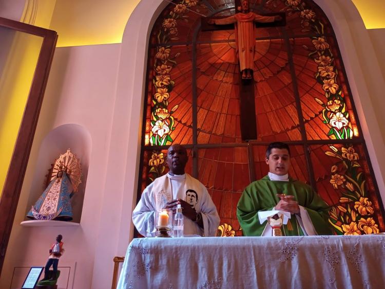 Una imagen del Negro Manuel acompaña a la Virgen en la Casa Rosada