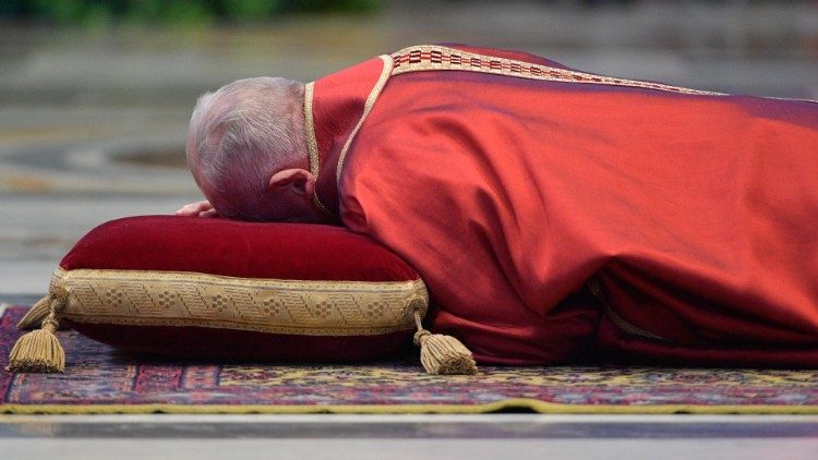 Viernes Santo: Francisco preside la celebración de la Pasión del Señor