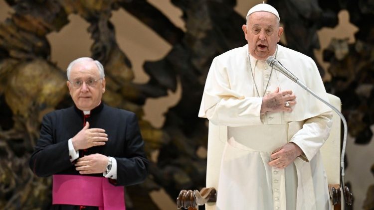 A pesar de la gripe, el Papa celebra la audiencia general