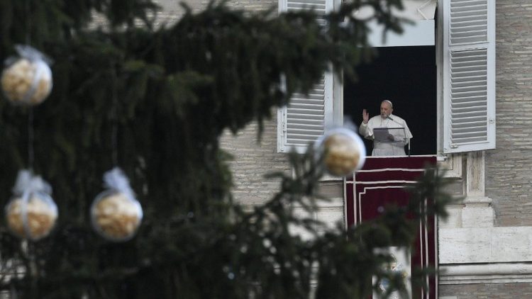 Ángelus de la Epifanía: La adoración pasa por la humildad del corazón