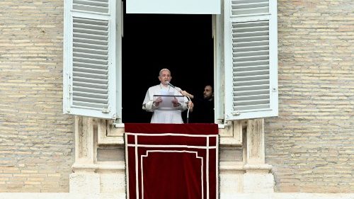 Ángelus del Papa: "El amor de Dios es un amor siempre en exceso"