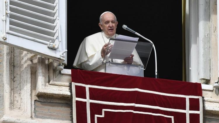 Ángelus: Libres de ataduras para dar lugar al Señor y servir a los demás