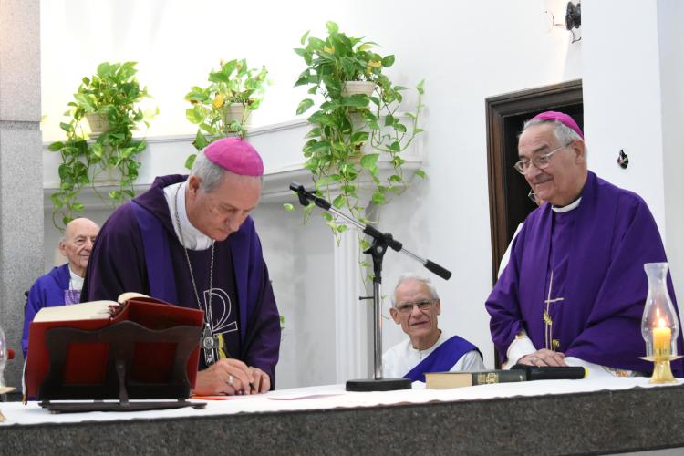 Mons. Luis A. Fernández asumió en la parroquia Santa Teresita del Niño Jesús de Banfield