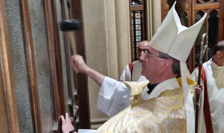 Azul: Mons. Salaberry realizó la apertura de la Puerta Santa