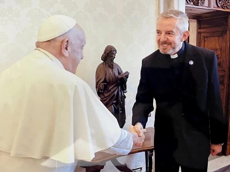 El padre Brassesco valoró la tarea del Papa por una Iglesia más misionera y participativa