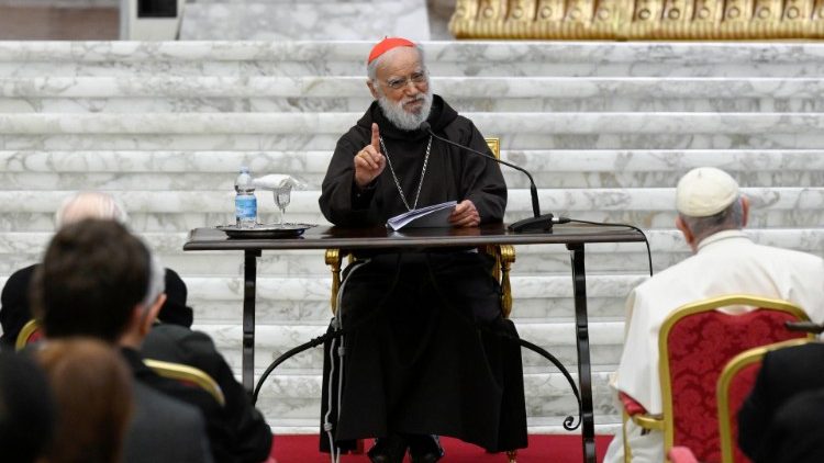 Card. Cantalamessa: "María pone a Jesús en nuestros brazos en Navidad"