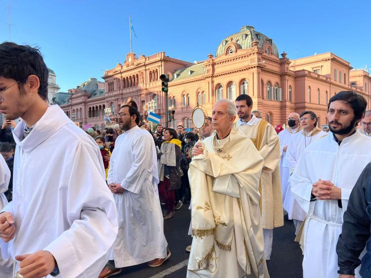 Card. Poli: "Todo lo que se acerca a la Eucaristía se transforma, se llena de vida y de paz"