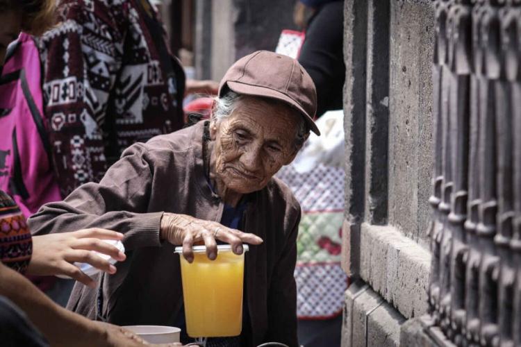 Cáritas invita a una 'caridad renovada' en el mes de los pobres