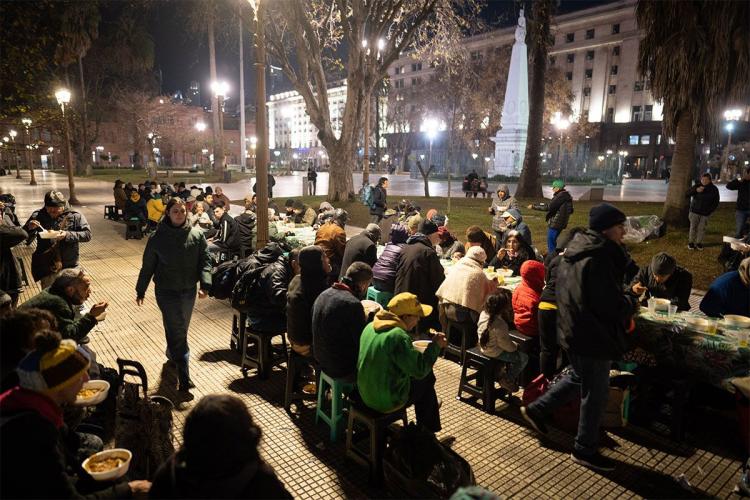 Cáritas Buenos Aires tiende la mesa para los pobres en Plaza de Mayo