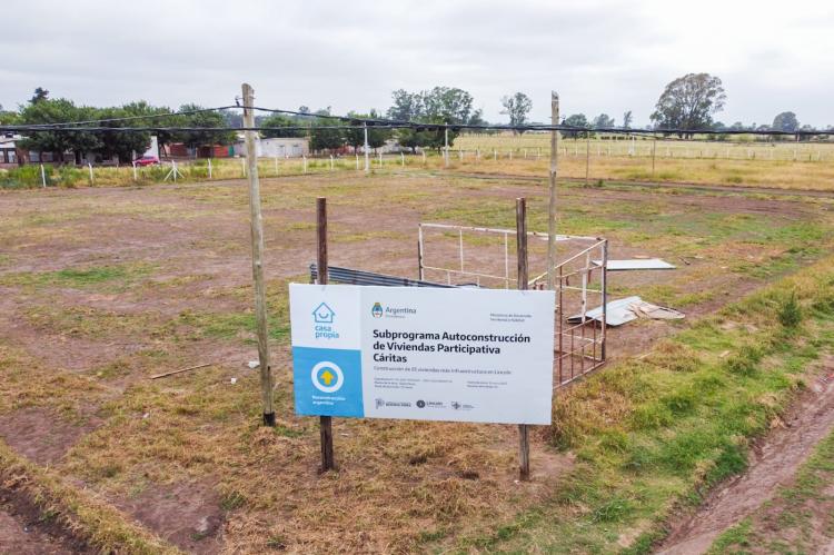 Caritas inició el proceso de construcción participativa de 25 viviendas en Lincoln