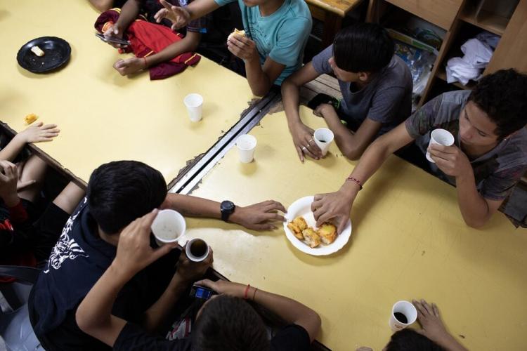 '¡Con la comida no!': el clamor de los sacerdotes de las villas y barrios populares