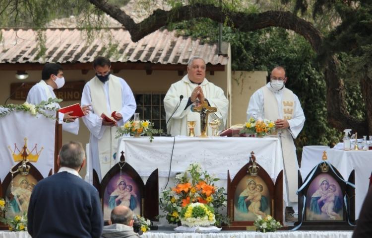 Coronación de la imagen de la Virgen de Schoenstatt en el santuario mendocino