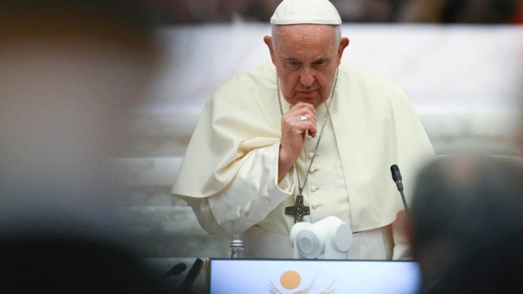 Cuál es el foco de las dos reflexiones que el Papa entregó a los sinodales