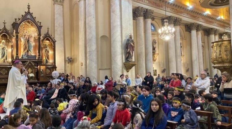 Cientos de niños en la Marcha por el Papa en Rosario