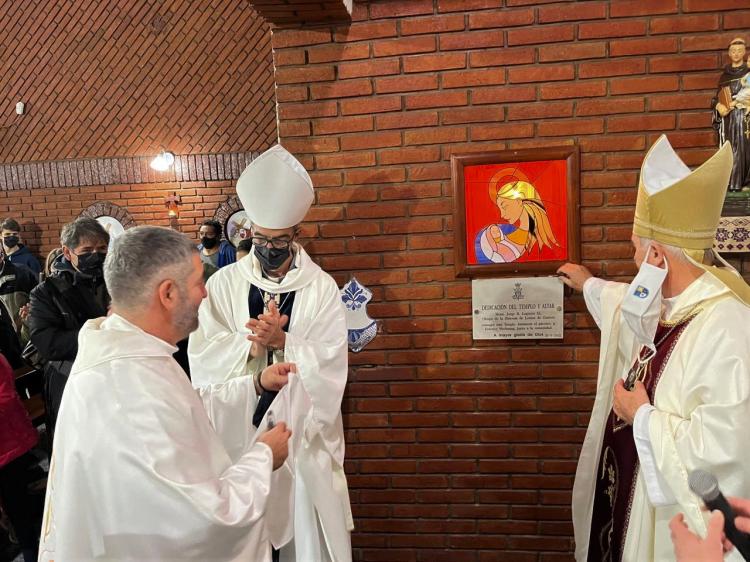 Dedicaron el templo y el altar de la parroquia lomense María Auxiliadora