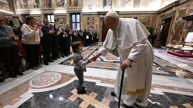 Desarrollo humano integral y educación van de la mano, recordó Francisco