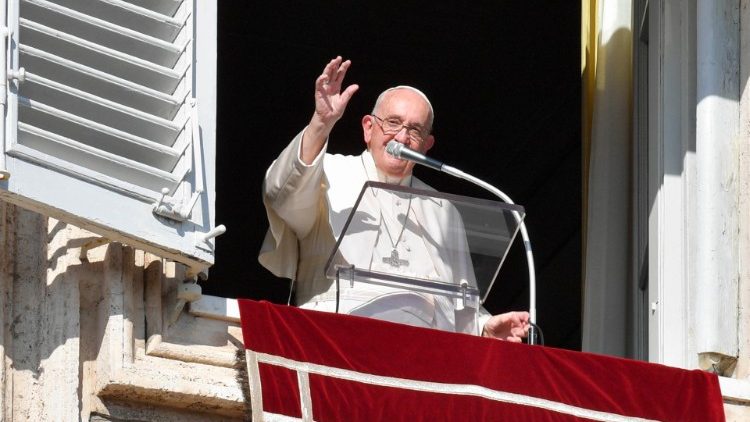 Francisco: "Confiemos en María, llena de gracia y de belleza"