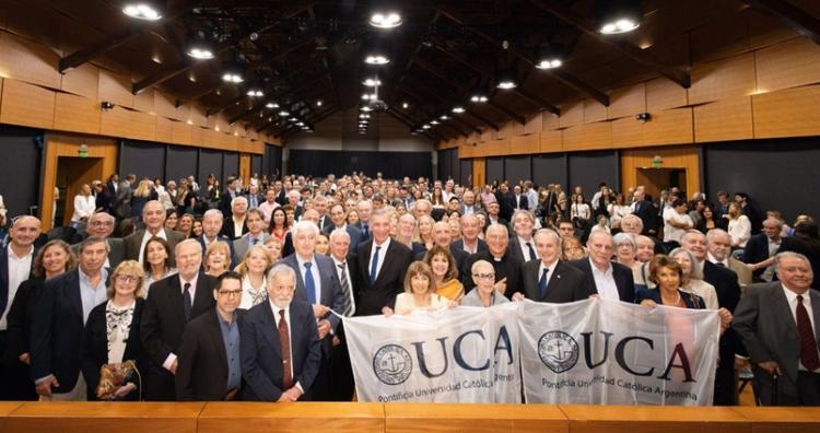 Día del Graduado UCA: los primeros dos egresados y la número 100.000