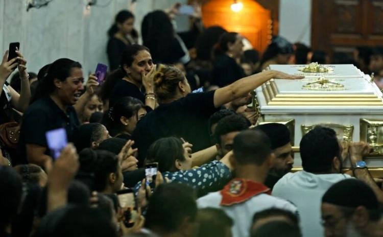 Egipcios lloran la muerte de 41 personas en incendio de iglesia copta en El Cairo