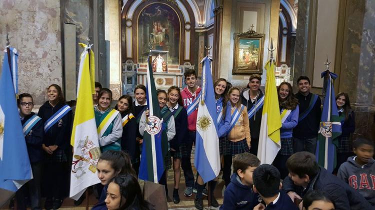 El 60% de los jóvenes que asisten a escuelas católicas se declaran católicos