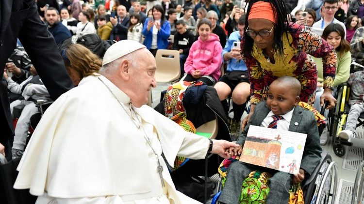 Abrazo del Papa al personal de las seis sedes del Hospital Bambino Gesù