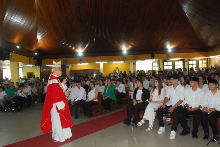 El arzobispo Vicente Bokalic confirmó a más de 200 jóvenes de La Banda