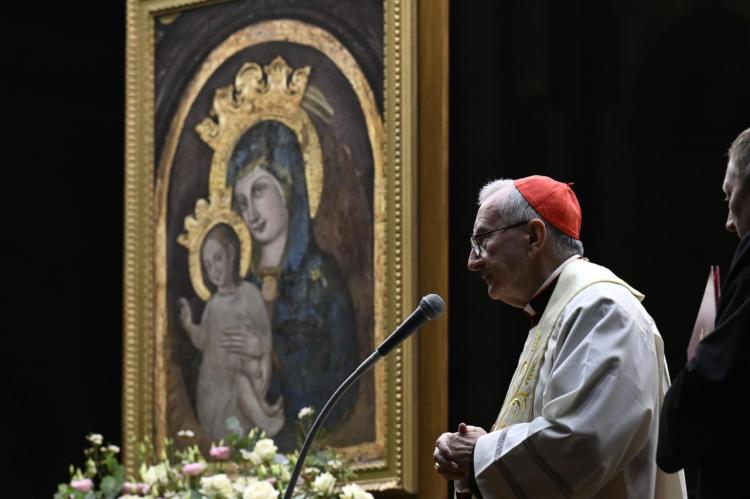 El Card. Parolin lideró el rosario por el Papa en la Plaza de San Pedro