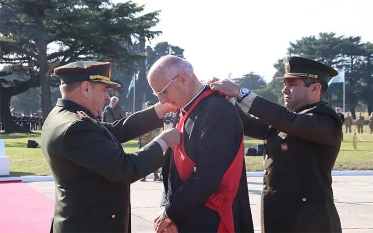 El Ejército Argentino condecoró a Mons. Olivera por la repatriación de la Virgen malvinera