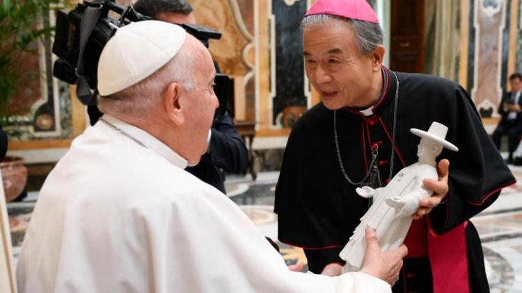 'El Evangelio nunca divide, siempre une', le recordó el Papa a la Iglesia coreana