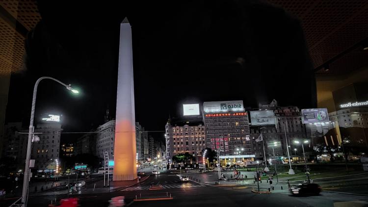 El Obelisco se iluminó de blanco y amarillo en homenaje al Papa