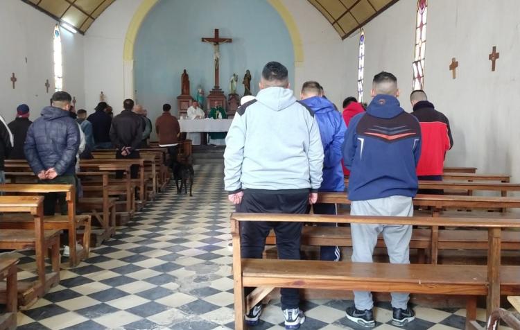 El obispo de Azul lleva una imagen de la Virgen y una cruz al penal de Sierra Chica