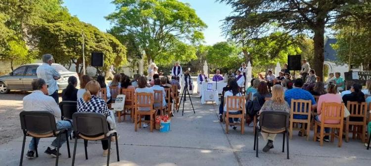 El obispo y los sacerdotes celebraron junto con la comunidad el Día de los Fieles Difuntos