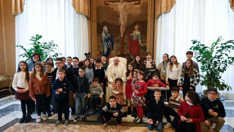 El Papa, a los adolescentes: 'En Navidad, tengan una mirada para los que sufren'