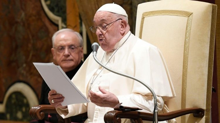 El Papa, a los medios vaticanos: 'Verdad, justicia, paz'