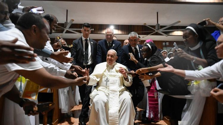 El Papa animó a los religiosos en la esperanza y les pidió ocuparse de los marginados