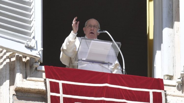 El Papa, en el Ángelus: 'Abrámonos a la luz de Jesús'