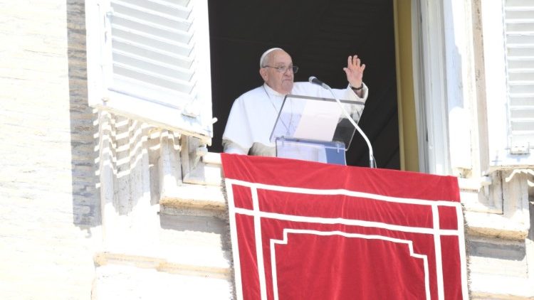 El Papa en el Ángelus: 'La verdadera grandeza está en el cuidado de los más débiles'