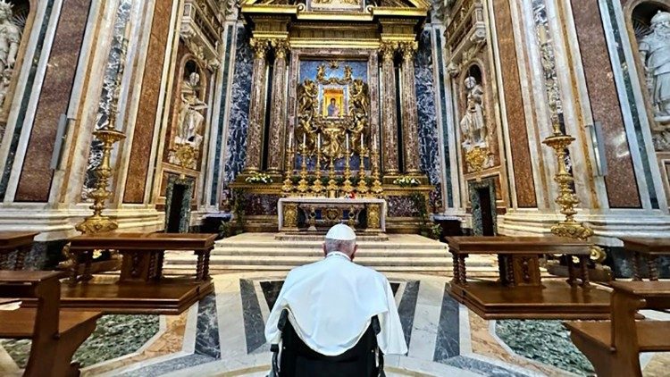 El Papa encomendó a la Virgen su próximo viaje a Hungría