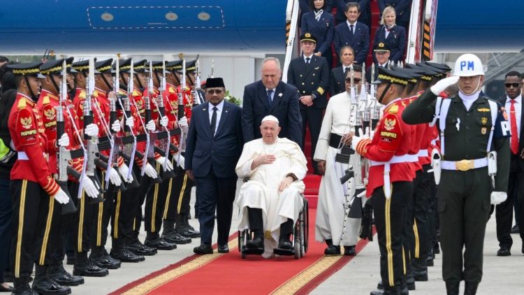 El Papa Francisco llegó a Indonesia, primera parada de su viaje a Asia