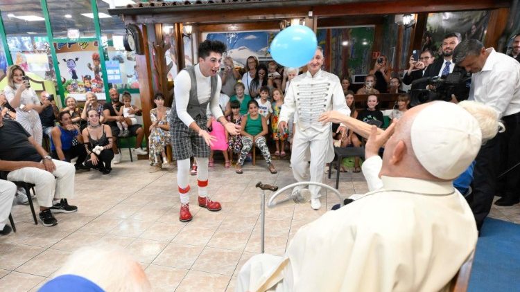 El Papa Francisco visitó la compañía circense Luna Park, en Ostia