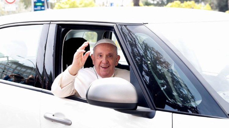 El Papa fue dado de alta y visitó la Basílica de Santa María Mayor