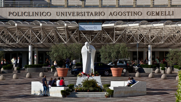 El Papa, internado en el Hospital Gemelli por una infección respiratoria