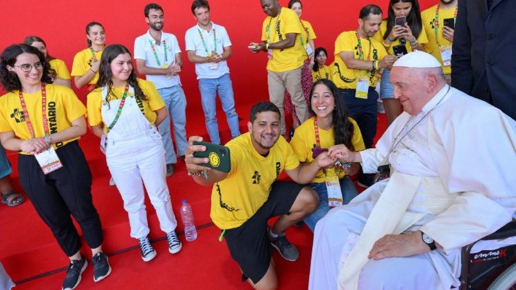 El Papa invita a los jóvenes a 'no mirar la vida desde el balcón'