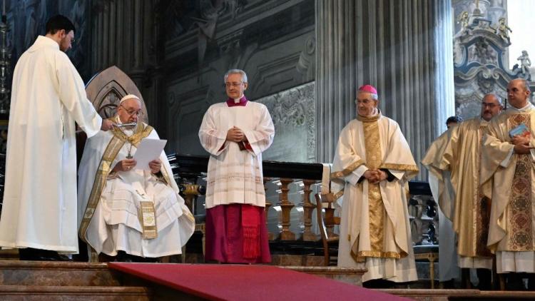 El Papa: Jesús se nos manifiesta como nuestro Rey, con los brazos abiertos